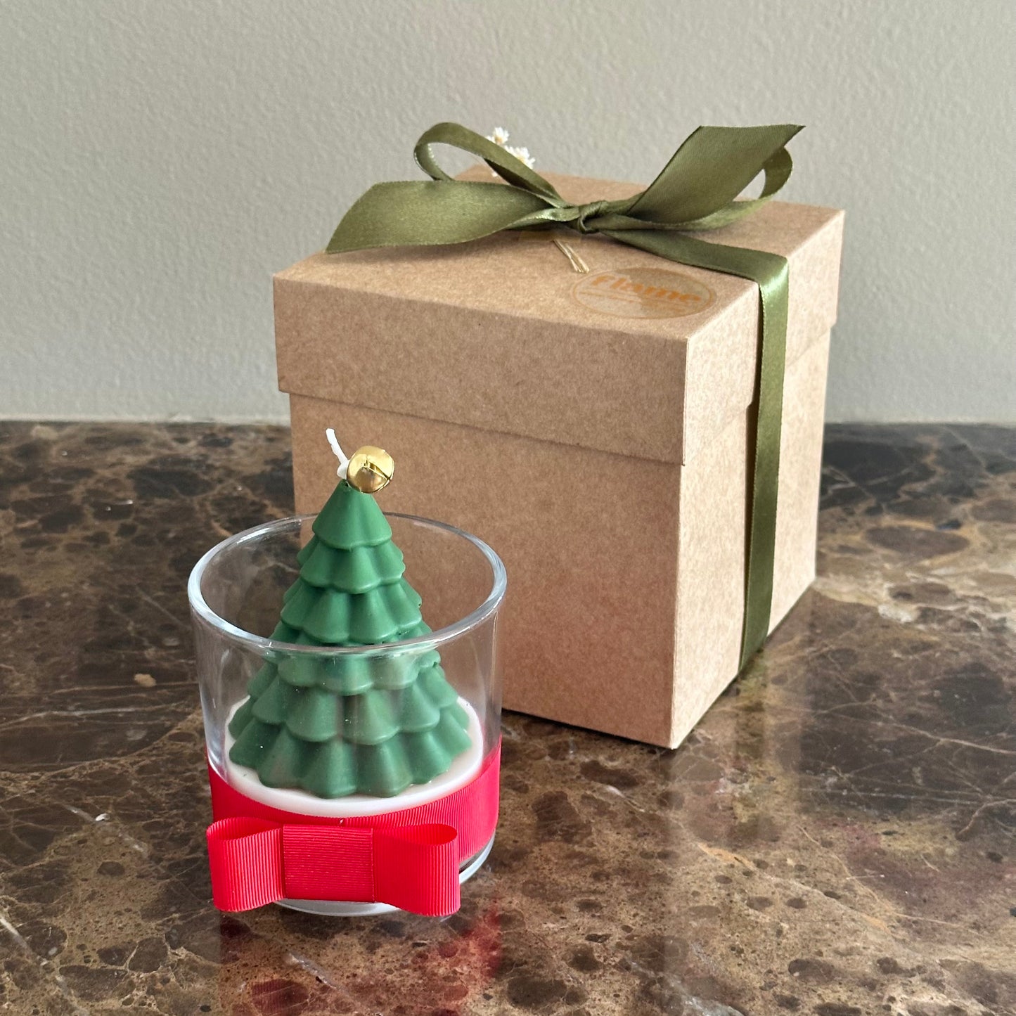 Vela de árvore de natal no vidro