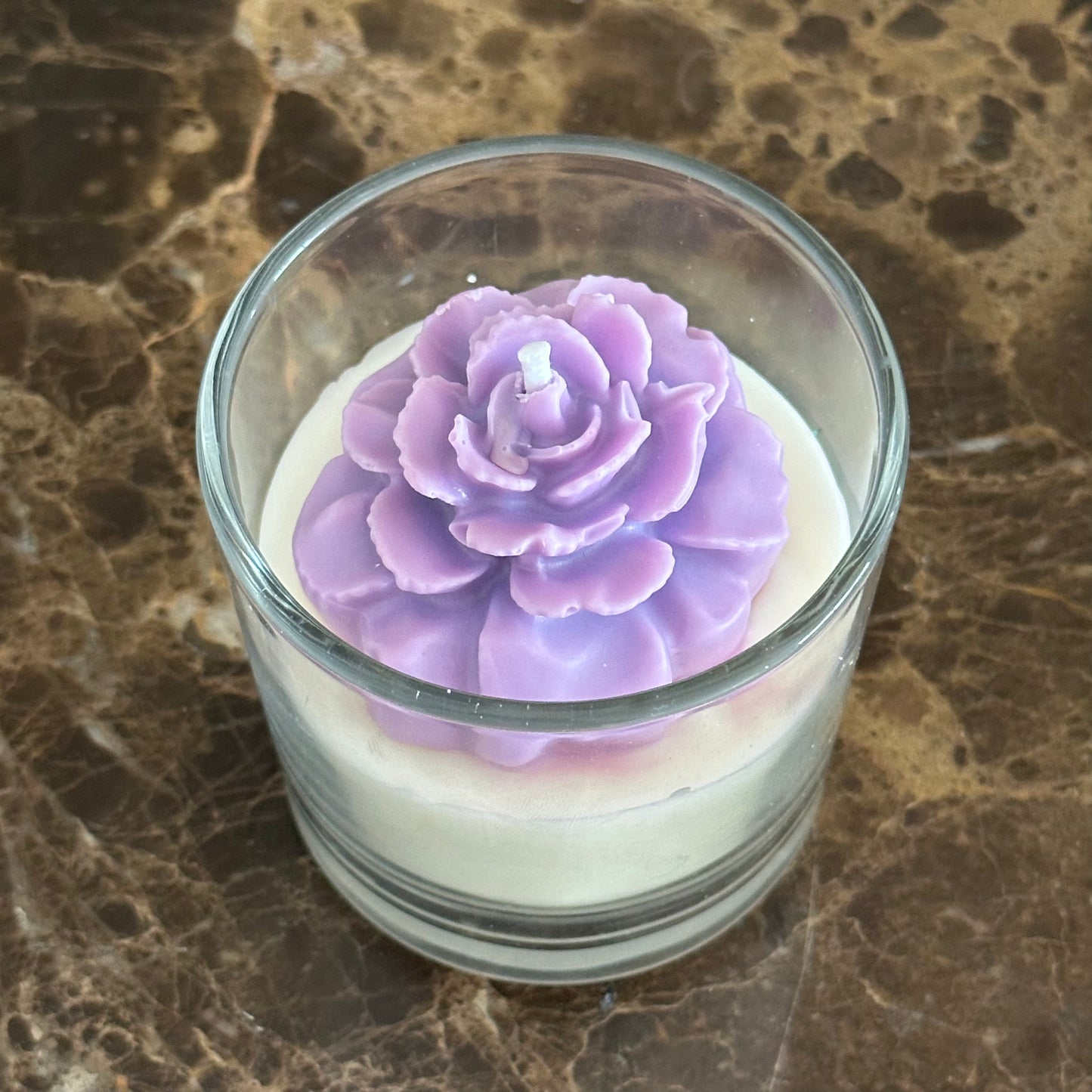 Vela de flor em copo transparente