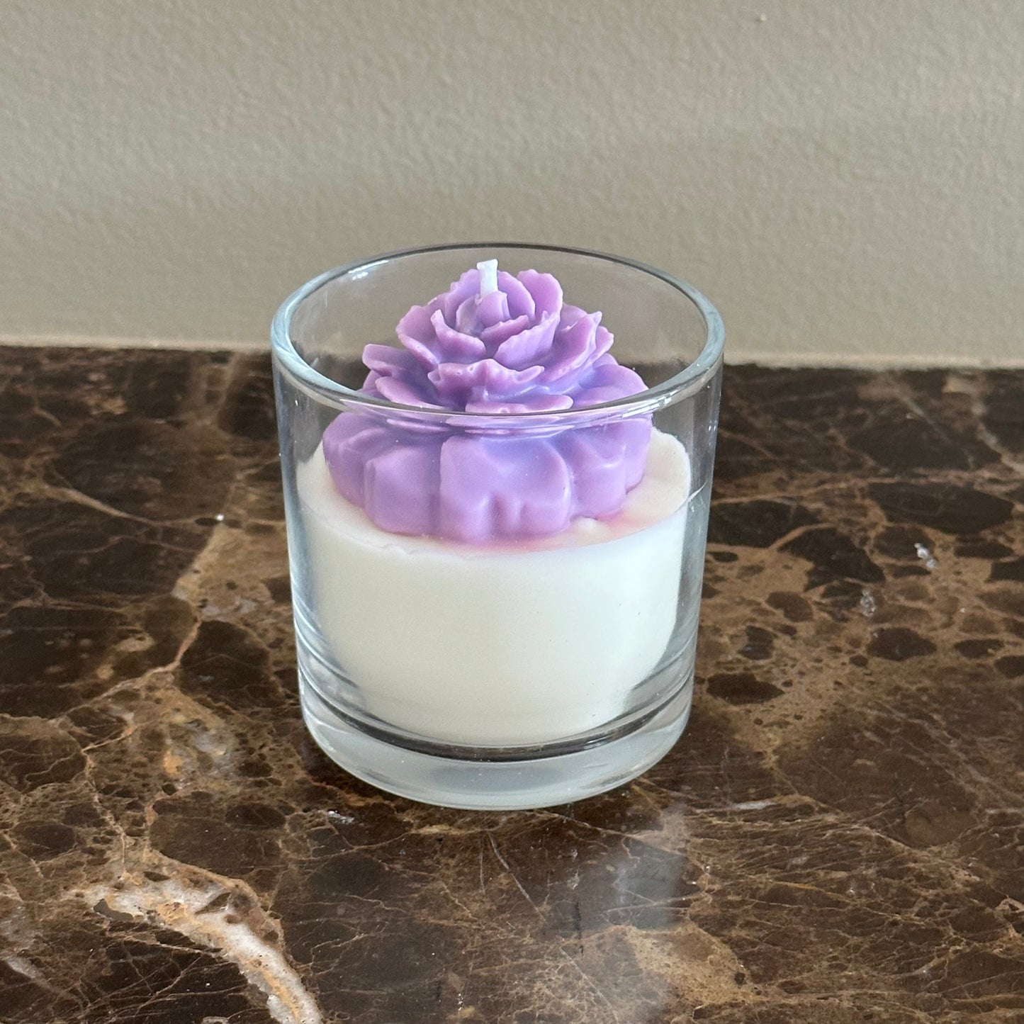 Vela de flor em copo transparente