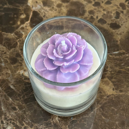 Vela de flor em copo transparente